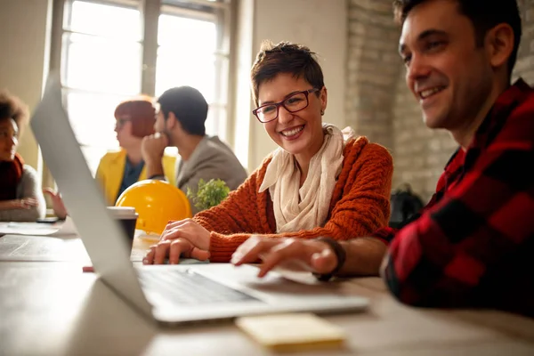 Diseñadores Independientes Buen Humor Trabajando Juntos Oficina —  Fotos de Stock