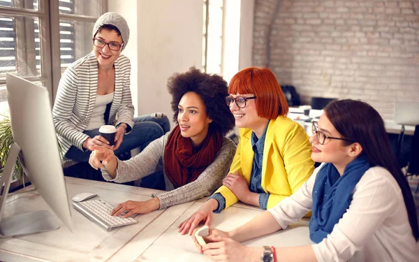 Mujer Afroamericana Con Colegas Mujeres Que Trabajan Computadora —  Fotos de Stock