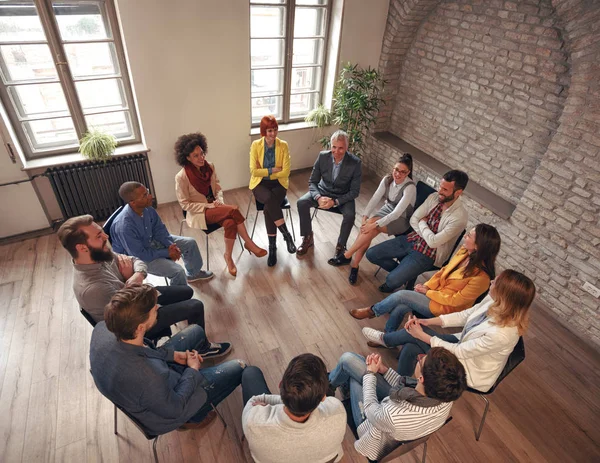 Grupo Empresarios Sentados Círculo Sala Juntas Discutiendo — Foto de Stock