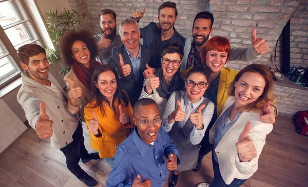 Grupo Sorrir Equipe Negócios Sucesso Dando Polegares Para Cima — Fotografia de Stock