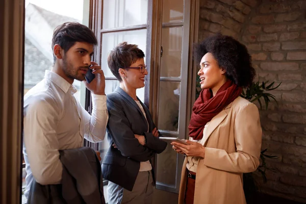 Creatieve Mensen Hebben Ontspannen Gesprek Nieuw Project Coworking Space — Stockfoto