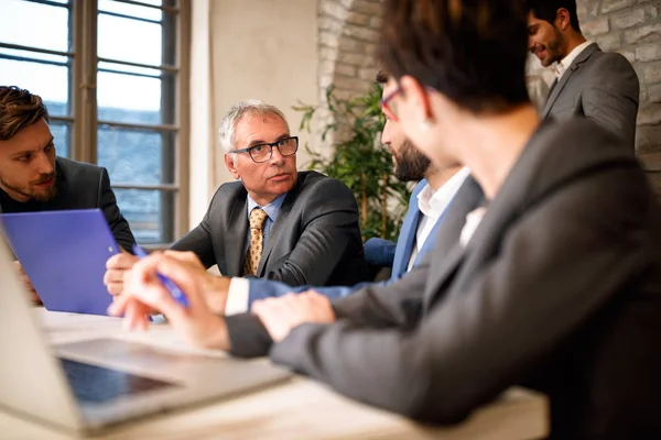 Geschäftsleute Sprechen Über Besprechungen Büro — Stockfoto