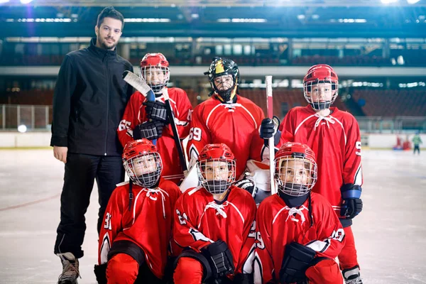Retrato Los Jóvenes Jugadores Equipo Hockey Sobre Hielo —  Fotos de Stock