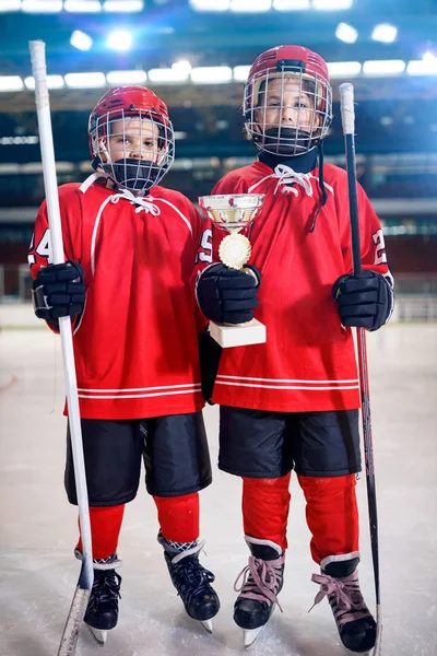 Feliz Juventud Chicos Jugadores Hielo Hockey Ganador Trofeo —  Fotos de Stock