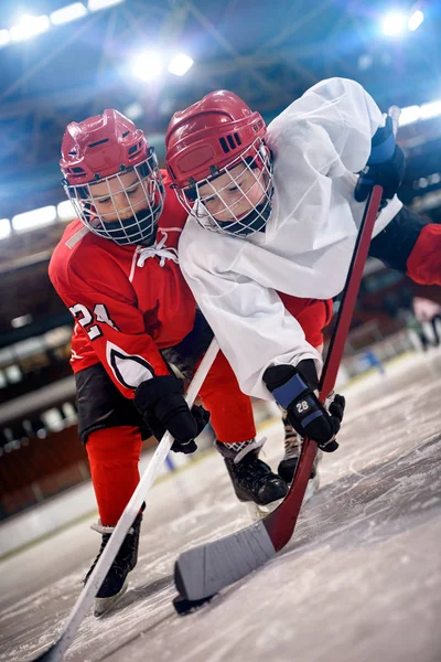 Unga Pojkar Hockeyspelare Hantering Puck Isen — Stockfoto