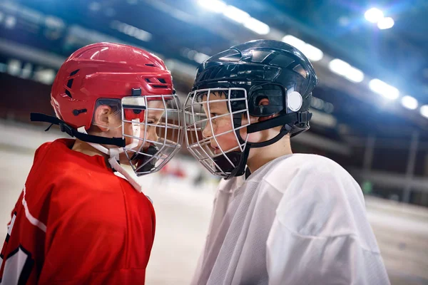 Hockey Sobre Hielo Jóvenes Jugadores Rivales —  Fotos de Stock