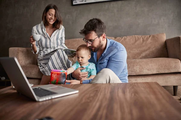 Familia Pareja Joven Pasando Tiempo Feliz Casa Con Hijo Pequeño — Foto de Stock