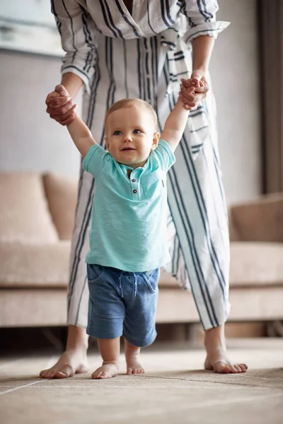 Leende Pojke Att Göra Första Steg Med Mor Hemma — Stockfoto