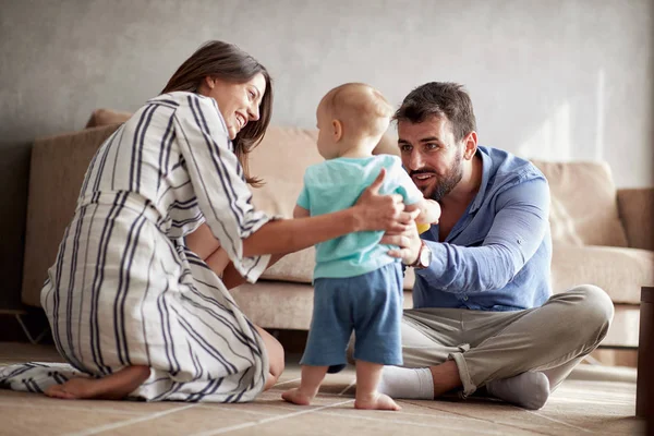 Lycklig Familj Att Kul Att Spela Med Bebis Hemma — Stockfoto