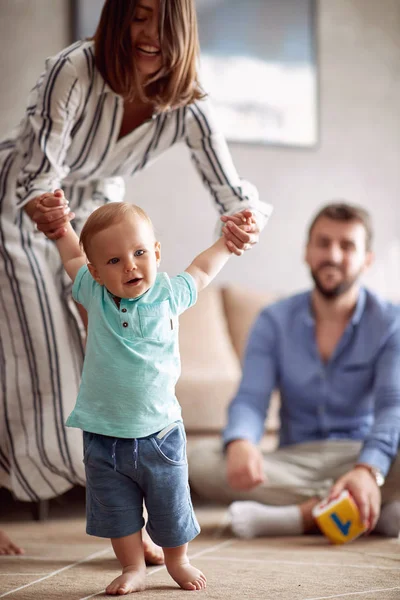 Sonriente Joven Familia Jugando Bebé Niño Aprendiendo Caminar Casa —  Fotos de Stock