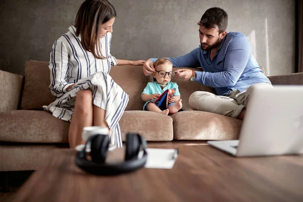 Feliz Pareja Sosteniendo Lindo Bebé Niño Jugando Casa — Foto de Stock