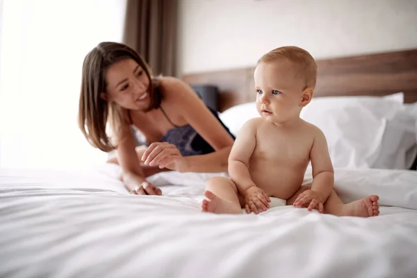 Mujer Feliz Con Lindo Bebé Niño Cama Habitación —  Fotos de Stock