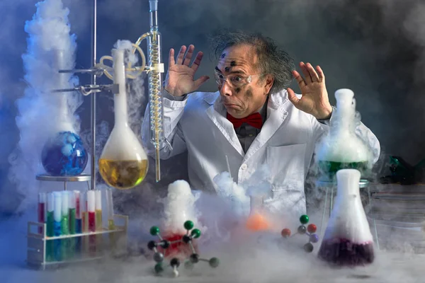 Lustig Verrückter Chemiker Arbeitet Verrückter Wissenschaftler — Stockfoto