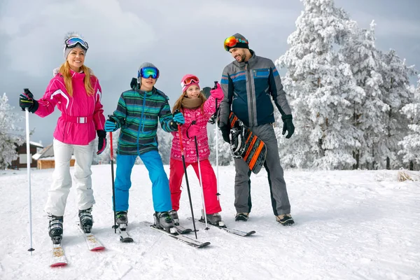 Família Feliz Com Esqui Snowboard Férias Esqui Montanhas — Fotografia de Stock