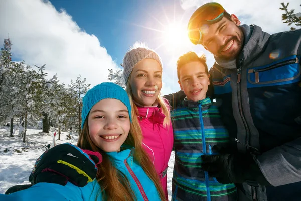 愉快的家庭微笑和做自拍在冬季滑雪假期 — 图库照片