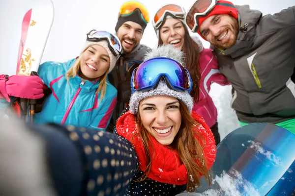 愉快的一群滑雪者一起拍摄自拍在山上 — 图库照片
