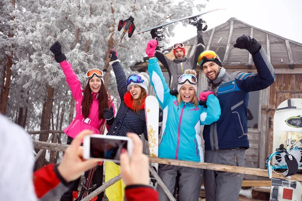 Grupo Esquiadores Alegres Vacaciones Invierno Foto Grupo — Foto de Stock
