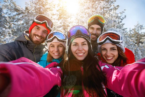 Grupo Jóvenes Tomando Selfie Aire Libre —  Fotos de Stock