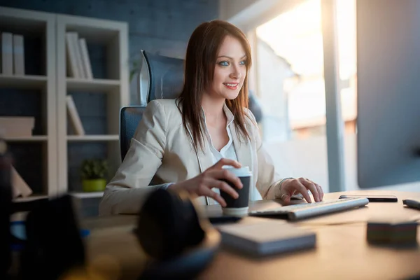 Una Donna Affari Sorridente Lavoro Lavorando Computer Nuovo Progetto Bevendo — Foto Stock