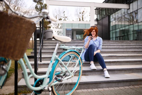 Ragazza Con Cellulare Seduto Sulle Scale — Foto Stock