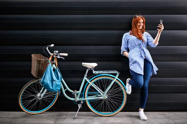 Junge Frau Steht Neben Fahrrad Und Macht Selfie — Stockfoto