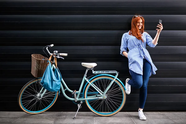 Joven Hembra Parada Cerca Bicicleta Haciendo Selfie — Foto de Stock