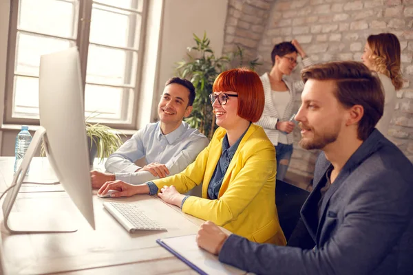 Mulher Sorriso Jovem Com Colegas Local Trabalho Computador — Fotografia de Stock