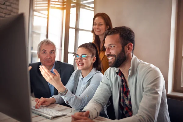 Erfolgreiche Teamwork Lächelnde Geschäftsleute Die Beim Meeting Jubeln — Stockfoto