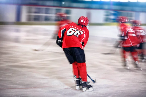 Ishockey Ung Pojke Skridskoåkning Ringen — Stockfoto