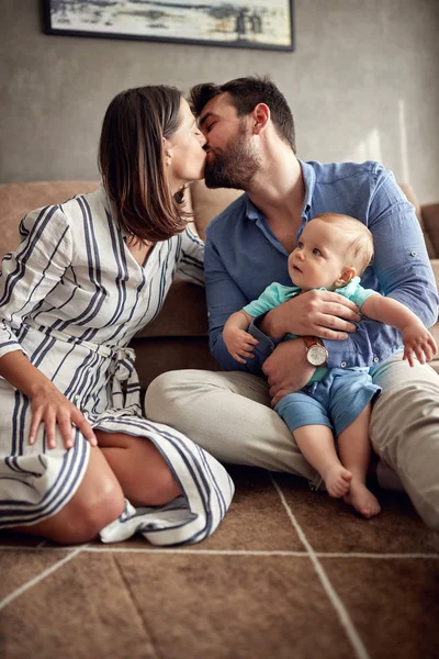 Felice Madre Padre Tenendo Loro Bambino Carino Ragazzo Baciare Casa — Foto Stock