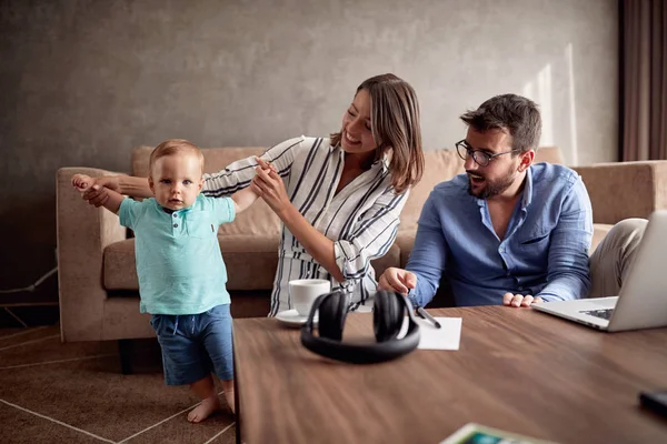 Padres Jóvenes Pasando Tiempo Feliz Casa Con Hijo Pequeño Jugando — Foto de Stock