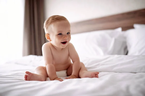 Güzel Bebek Boy Gülümseyerek Beyaz Yatak Odasında Çocuk Yatakta Rahatlatıcı — Stok fotoğraf