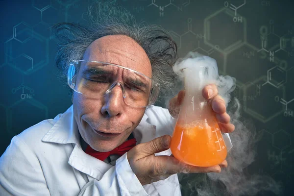 Sehr Lustiger Wissenschaftler Verrückt Nach Alchemie — Stockfoto