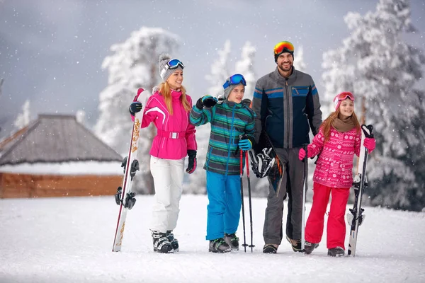 Skifahren Familie Genießt Winterurlaub Den Bergen Skigebiet — Stockfoto