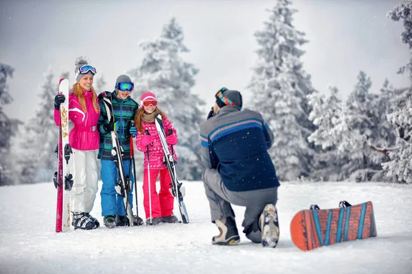 Sezon Zimowy Ojciec Wziąć Fotografowanie Szczęśliwą Rodzinę Wakacje Górach Śniegu — Zdjęcie stockowe