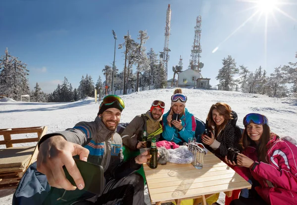 Esquiadores Grup Tomando Selfie Juntos Esquí Cafetería Terreno Esquí — Foto de Stock