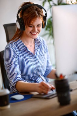 Resepsiyon ofiste çalışan genç grafik tasarımcı 