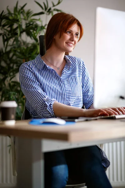 Geschäftsfrau Büro Arbeitet Computer — Stockfoto