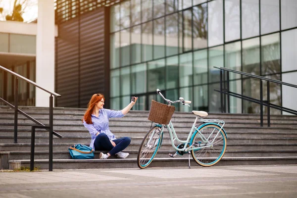 Meisje Dat Neemt Selfie Met Mobiele Telefoon Stad — Stockfoto