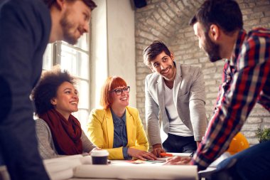 Genç Mimarlar proje üzerinde birlikte çalışma