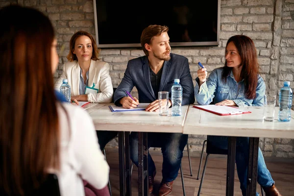 Entretien Embauche Avec Une Candidate Dans Bureau Moderne Entretien Avec — Photo