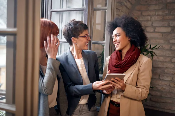 Negocio Inicio Amistad Trabajo Equipo Concepto Personas Creativas Trabajando Juntas — Foto de Stock