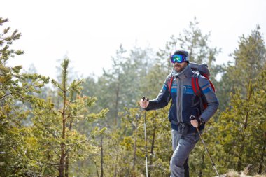 Ormanda hiking gülümseyen erkek uzun yürüyüşe çıkan kimse