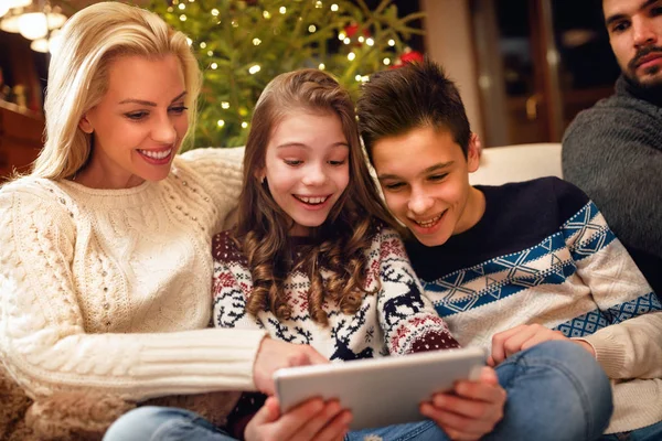 Familie Kerstmis Kerst Technologie Mensen Concept Glimlachend Familie Met Tablet — Stockfoto