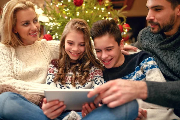 Los Niños Con Padres Vacaciones Navidad Divierten Mientras Buscan Fotos — Foto de Stock