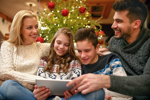 Família Divertindo Enquanto Olha Fotos Natal Juntos — Fotografia de Stock