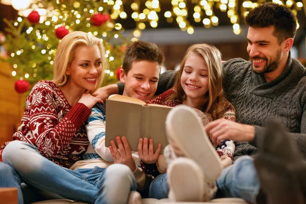 Feliz Família Sorridente Natal Livro Leitura Feriado — Fotografia de Stock