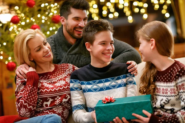 Familia Feliz Juntos Para Navidad Con Regalo — Foto de Stock