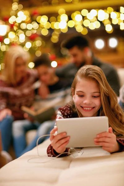 Linda Niña Con Auriculares Está Utilizando Una Tableta Día Navidad — Foto de Stock