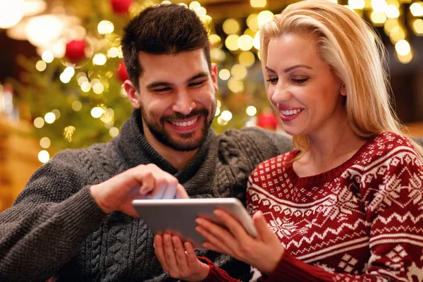 Lachende Vrouw Man Genieten Met Tablet Vakantie Van Kerstmis — Stockfoto